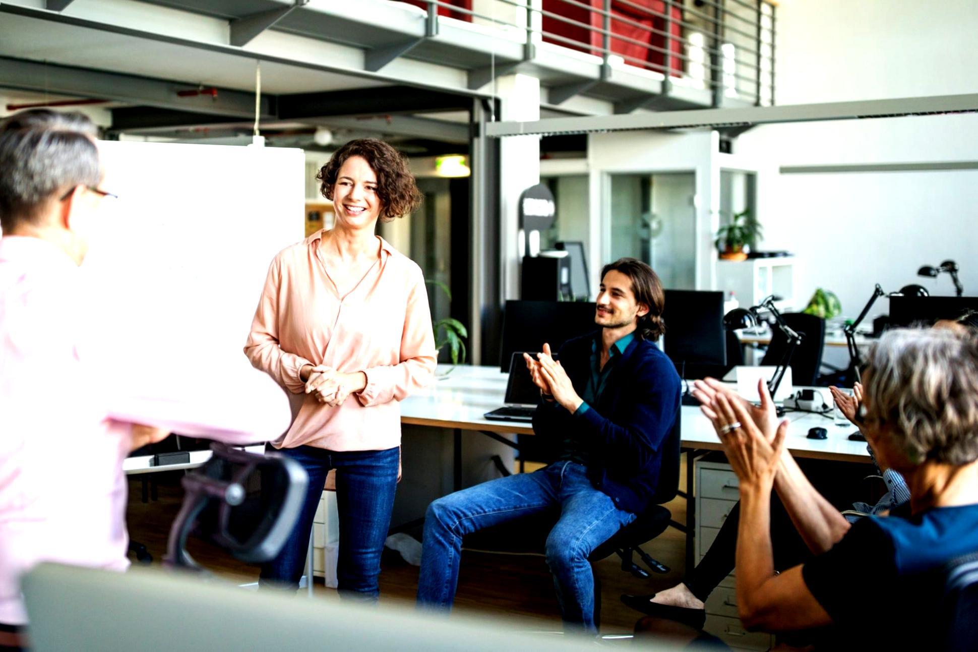 Teilnehmer arbeiten gemeinsam an Analytics-Projekten