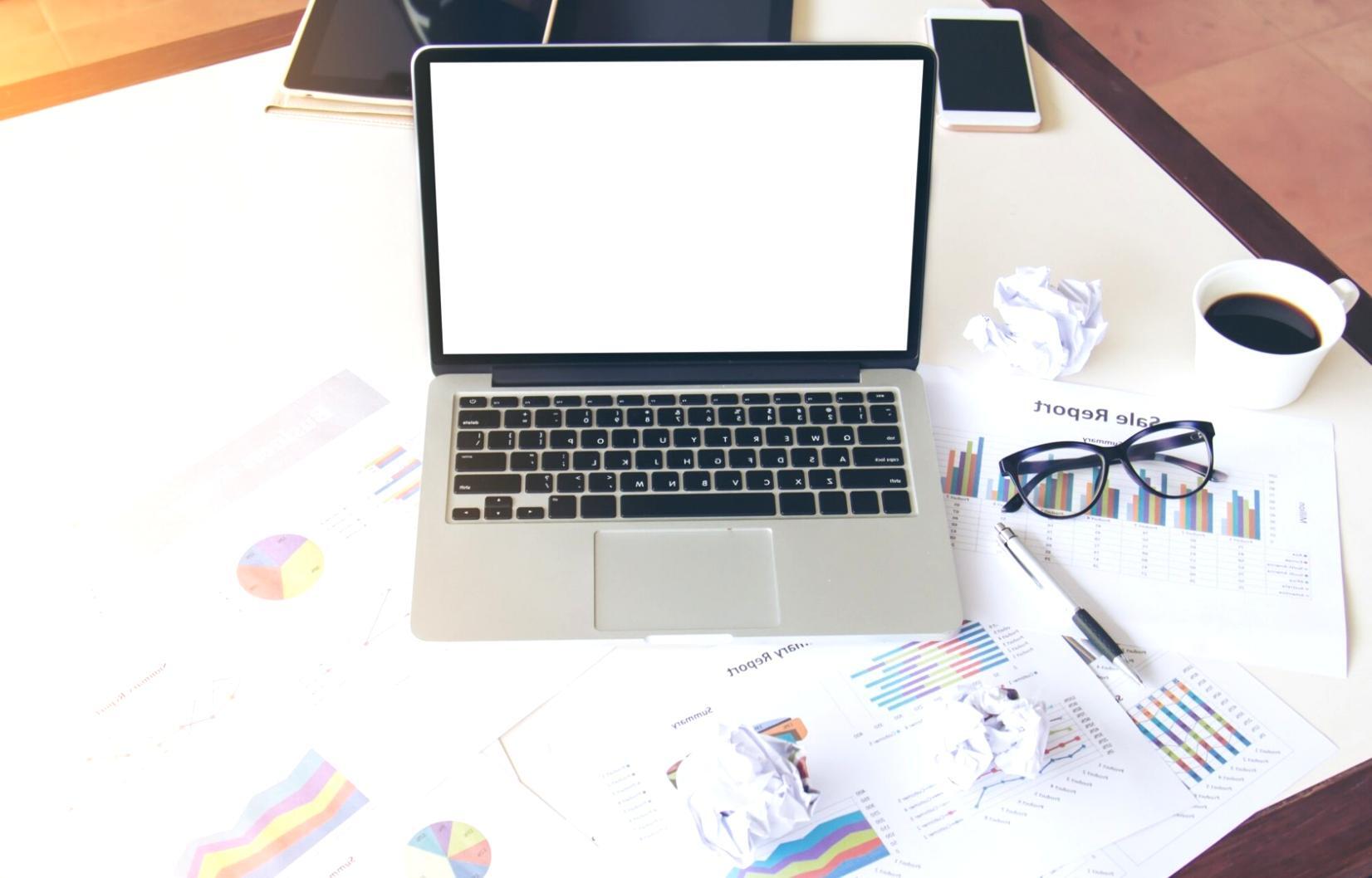 Professionelles SEO-Analytics-Team bei der Datenauswertung